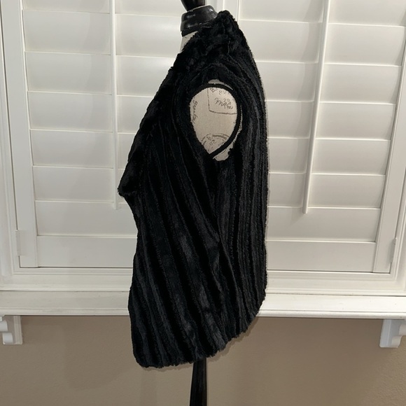 5/48 Faux Fur Vest - Picture 4 of 9